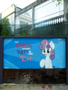 581558safeartist-colon-shinodagesweetie+belleg4graffitihigh+resirlmouth+holdpaintbrushphotosolostreet+art.jpg