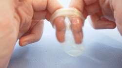 lelo-hex-condoms-stretch.gif