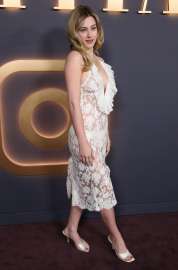 Lili-Reinhart-01.jpg