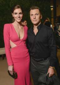img-hilaryrhodaweddingdressesholding174336344560.webp