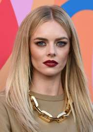 samara-weaving-louis-vuitton-s-200-trunks-200-visionaries-the-exhibition-in-beverly-hills-07-28-2022-8.jpg