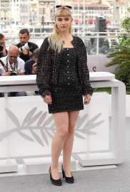 imogen-poots-chronology-water-photocall-cannes-may-16-9.jpg
