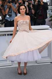zoey-attends-the-nouvelle-vague-new-wave-photocall-at-the-v0-gvy80tbuok1f1.jpg