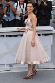 zoey-attends-the-nouvelle-vague-new-wave-photocall-at-the-v0-qh55ibcuok1f1.jpg