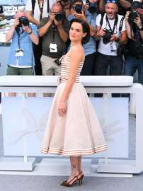 zoey-attends-the-nouvelle-vague-new-wave-photocall-at-the-v0-ixdl625dpk1f1.jpg