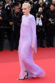 julia-garner-at-eddington-premiere-at-78th-cannes-film-festival-05-16-2025-4.jpg.ae1f481a3ba91a91adeca9c146c755f3.jpg