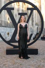 saoirse-ronan-at-louis-vuitton-cruise-2026-fashion-show-in-avignon-05-22-2025-2.jpg