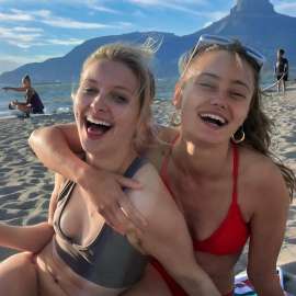 ella-purnell-and-jane-widdop-on-a-beach-yellowjackets-cast-v0-aozlpgep6x2f1.jpg