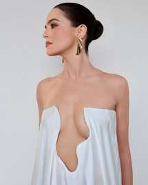 zoey-x-cannes-film-festival-2025-glammed-by-hung-vanngo-ig-v0-eihym47q0e2f1.jpg