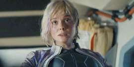 elle-fanning-as-thia-looking-bedraggled-in-predator-badlands.png