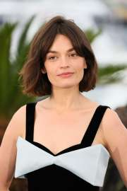 emma-mackey-at-alpha-photocall-at-78th-annual-cannes-film-festival-05-20-2025-6.jpg