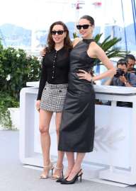 margaret-qualley-aubrey-plaza-honey-don-t-78th-cannes-2025-6.jpg.be49304096ec93e3db68656091296060.jpg