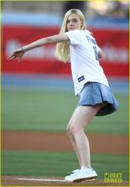 elle-fanning-first-pitch-dodgers-game-05.jpg