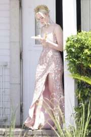 elle-fanning-on-the-set-of-margo-s-got-money-troubles-at-graceland-wedding-chapel-in-las-vegas-06-05-2025-2.jpg