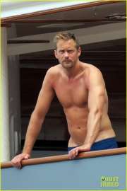 alexander-skarsgard-flaunts-his-sunburned-body-on-a-yacht-01.jpg