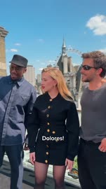The cast of Jurassic World Rebirth reunites with Delores in London ahead of the premiere tonight.mp4