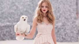 1920x1080-4529535-women-model-frida-gustavsson-blonde-red-lipstick-owl-animals-white-dress-winter.jpg