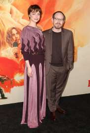 emma-stone-at-the-eddington-premiere-in-los-angeles-june-26-v0-luo0pcf6rd9f1.jpg