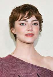 emily-stone-at-the-premiere-of-eddington-with-a-face-card-v0-71xmeybjtd9f1.jpg