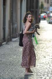 margaret-qualley-charms-roman-streets-with-canine-companion-1.jpg