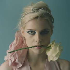lucy-boynton-4.webp