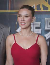 scarlett-attends-the-premiere-of-jurassic-world-rebirth-in-v0-stnrq0qn1w9f1.webp