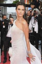 Alessandra-Ambrosio-Smokey-Eye-Cannes-pp.webp