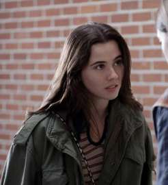 linda-cardellini-in-freaks-and-geeks-v0-fduy7gyyb77c1.jpg
