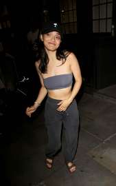 rachel-zegler-signs-autographs-for-fans-outside-london-palladium-07-04-2025-2.jpg