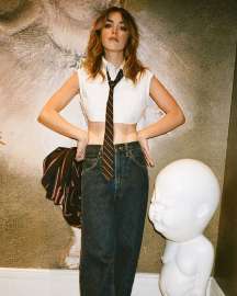 kiernan-shipka-white-top-and-jeans-v0-ma642lb1dvbf1.jpg