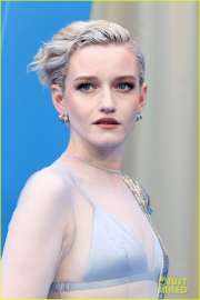 julia-garner-in-thom-browne-spring-2017-rtw-at-the-v0-jcfsapann3cf1.jpg