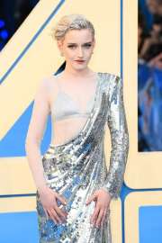 julia-garner-in-thom-browne-spring-2017-rtw-at-the-v0-3200jaann3cf1.jpg