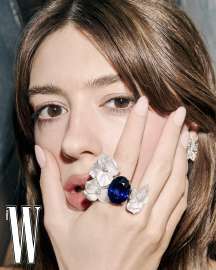 daisy-edgar-jones-w-korea1.jpg.bb0e1d20d91bdbe580af3e2f8f44a667.jpg