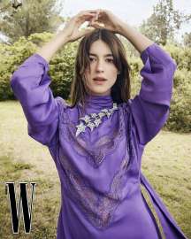 daisy-edgar-jones-w-korea8.jpg.cd5fc1b7e42cfb4dfd4d0bf8ab60269d.jpg
