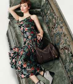 emma-stone-and-hoyeon-jung-in-the-louis-vuitton-fall-2025-v0-gvw7iebwyucf1.jpg