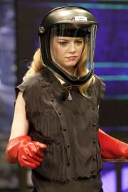 emma-stone-brings-edgy-chic-to-el-hormiguero-in-madrid-3.jpg