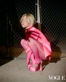sydney-for-vogue-hong-kongs-july-issue-photographed-by-v0-xfsa9wk71wbf1.jpg