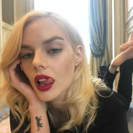 Samara-Weaving-01.jpg