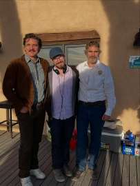 joaquin-phoenix-pedro-pascal-ari-aster-on-the-set-of-v0-jdhvgvzvundf1.jpg