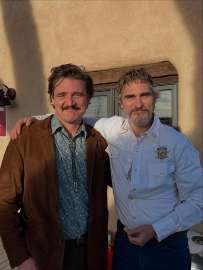 joaquin-phoenix-pedro-pascal-ari-aster-on-the-set-of-v0-spta9t0wundf1.jpg