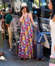 anne-hathaway-on-the-set-of-devil-wears-prada-2-in-chelsea-in-manhattan-07-20-2025-3.jpg