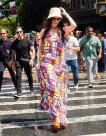 anne-hathaway-on-the-set-of-devil-wears-prada-2-in-chelsea-in-manhattan-07-20-2025-2.jpg