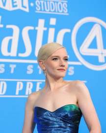 julia-garner-in-custom-gucci-at-the-premiere-of-the-v0-rdaoqlrlacef1.jpg
