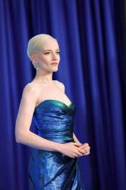 julia-garner-in-custom-gucci-at-the-premiere-of-the-v0-mg2n6rrlacef1.jpg