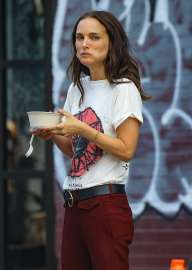 625804461natalie-portman-filming-for-good-sex-in-brooklyn-07242025-15.jpg