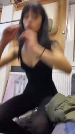 сует вонючий штиблет под нос.mp4
