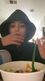 уродка жрет.mp4