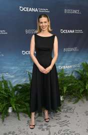 627389322january-jones-4.jpg