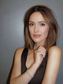rose-byrne-platonic-s2-promo-shoot-v0-g6lm198fsohf1.jpg