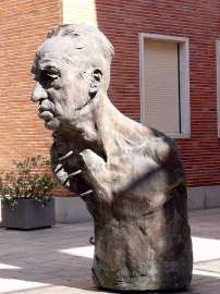 Madrid-ConjuntoescultóricoSantiagoRamónyCajal-SeveroOchoa(ComplejocentraldelCSIC)3.jpg